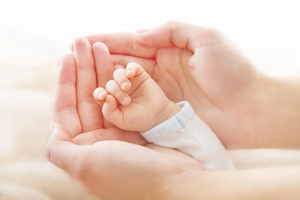 Bebê recém-nascido nas mãos da mãe